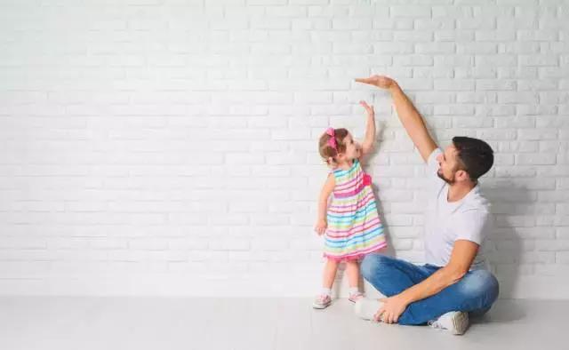 女儿忽然说“自己看到了鬼”，这个爸爸的回应方式价值百万