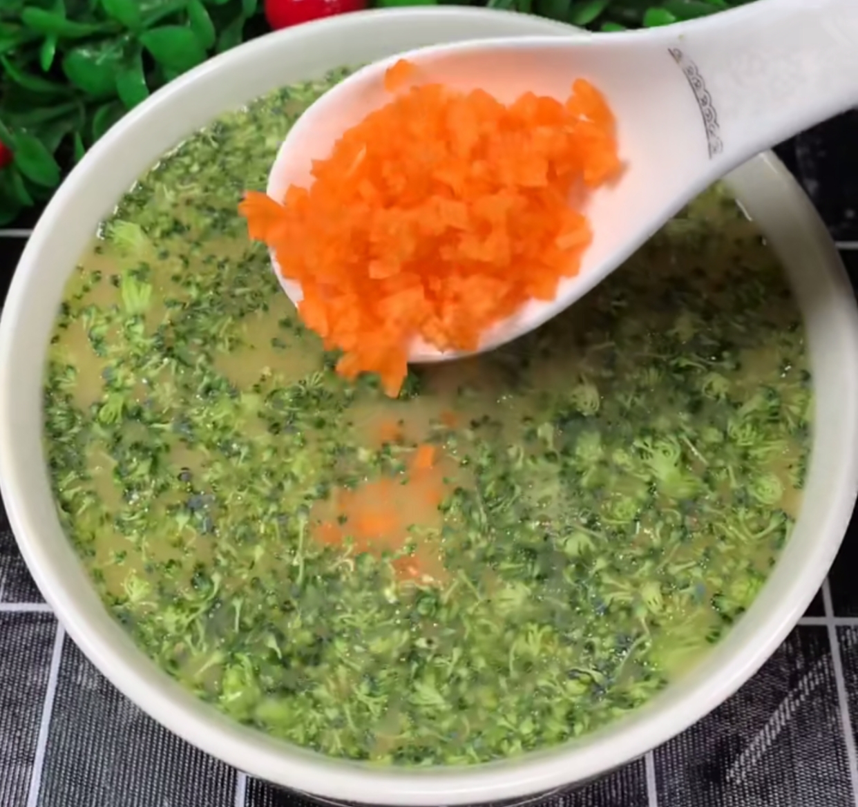 蒸鸡蛋羹怎么滑嫩无蜂窝,蒸出来的鸡蛋羹蜂窝状怎么回事