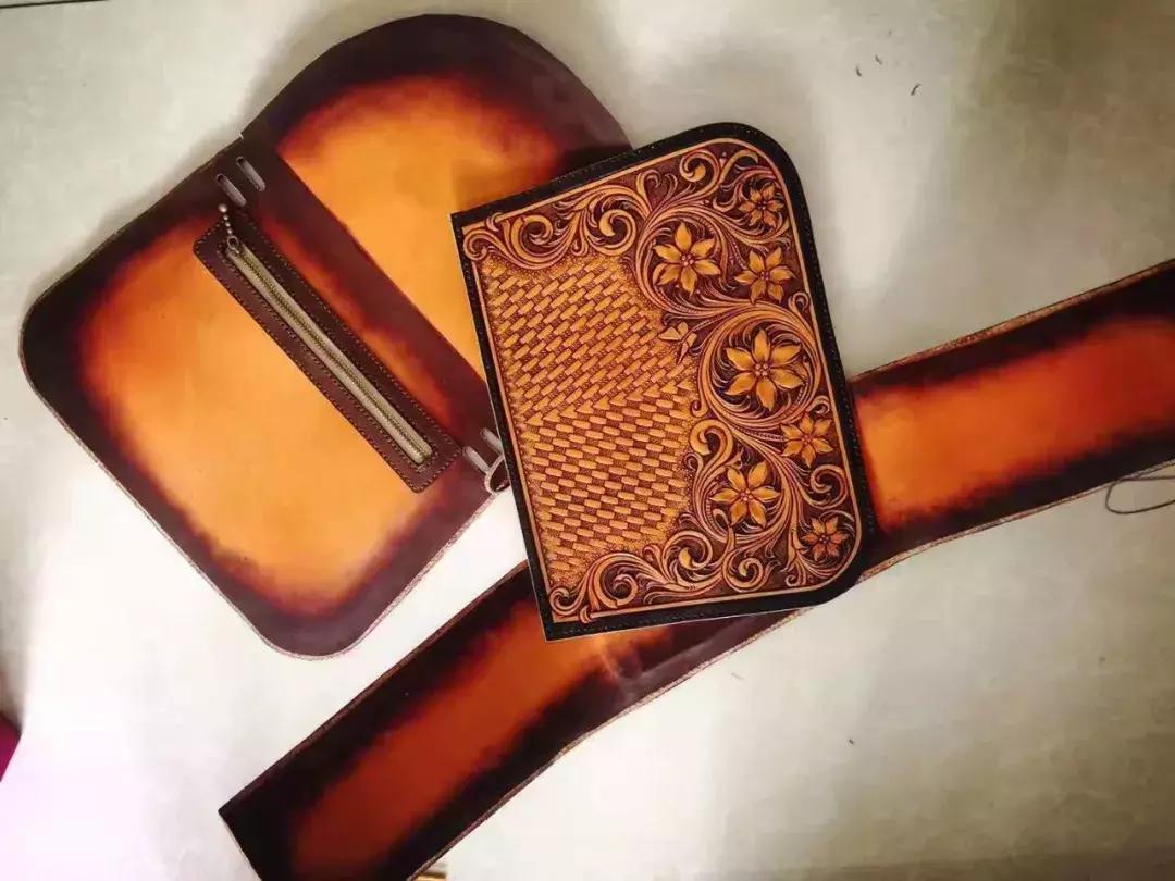 能给圣诞老人换衣服?这个圣诞嘉年华在搞什么名堂?!