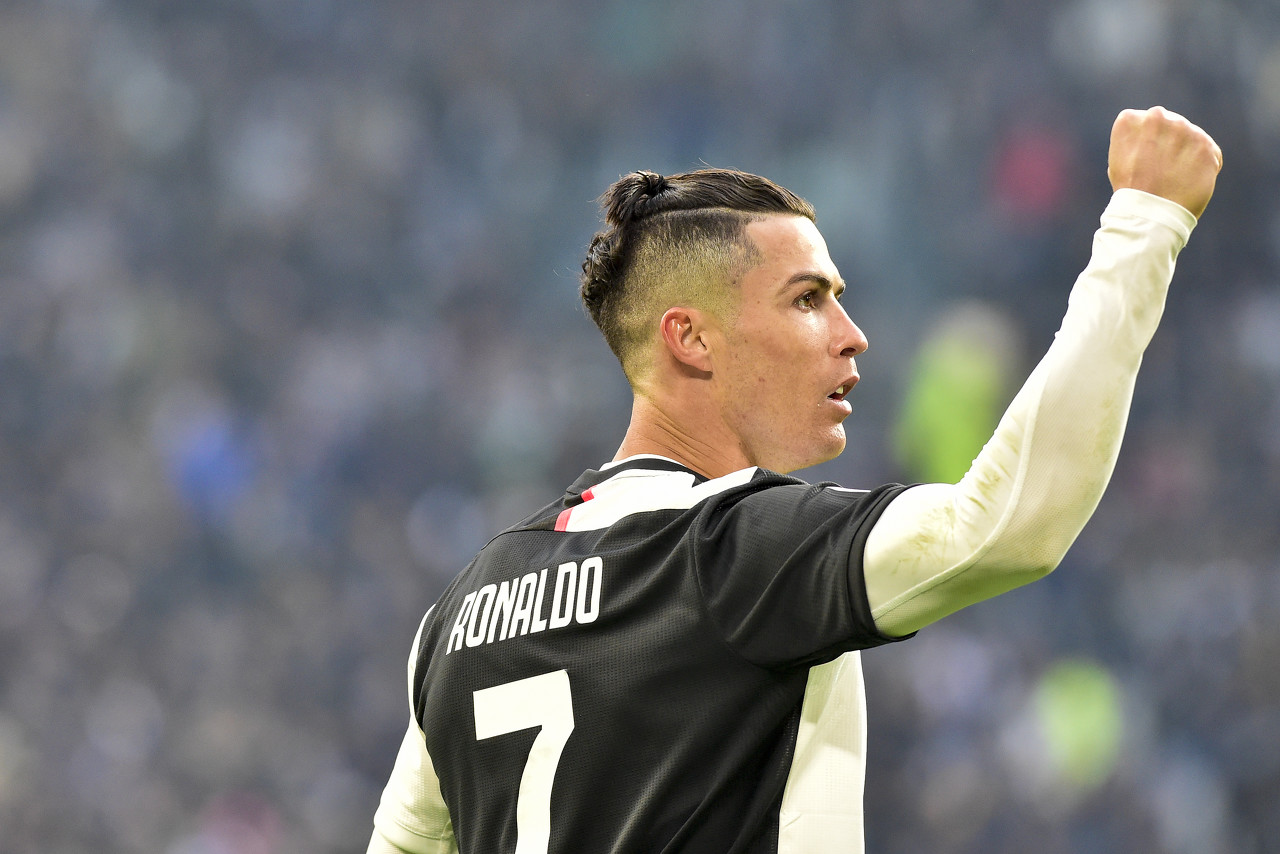 c罗和乔治娜齐齐秀恩爱视频,c罗与乔治娜在皇马亲吻