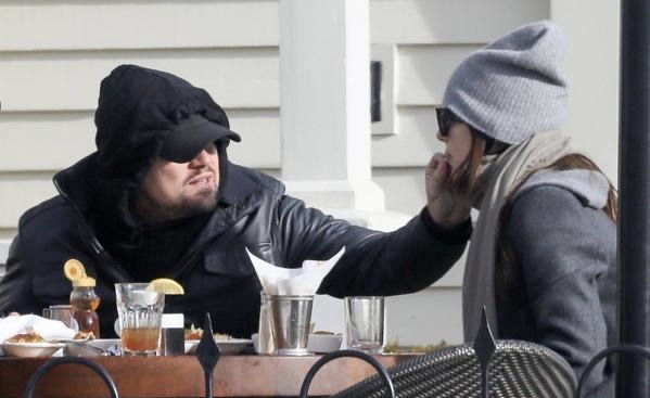 小李子穿卫衣年轻照片,小李子穿supreme卫衣