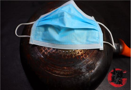 家里的炒菜锅特别脏教你一招清洁,用口罩怎样清理锅底的脏东西
