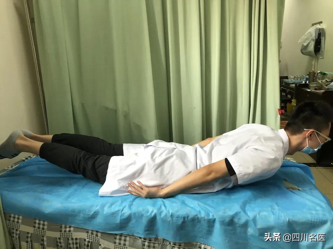 别再趴着睡觉了!22岁小伙一觉醒来“手残”了!医生:最好的睡姿是它