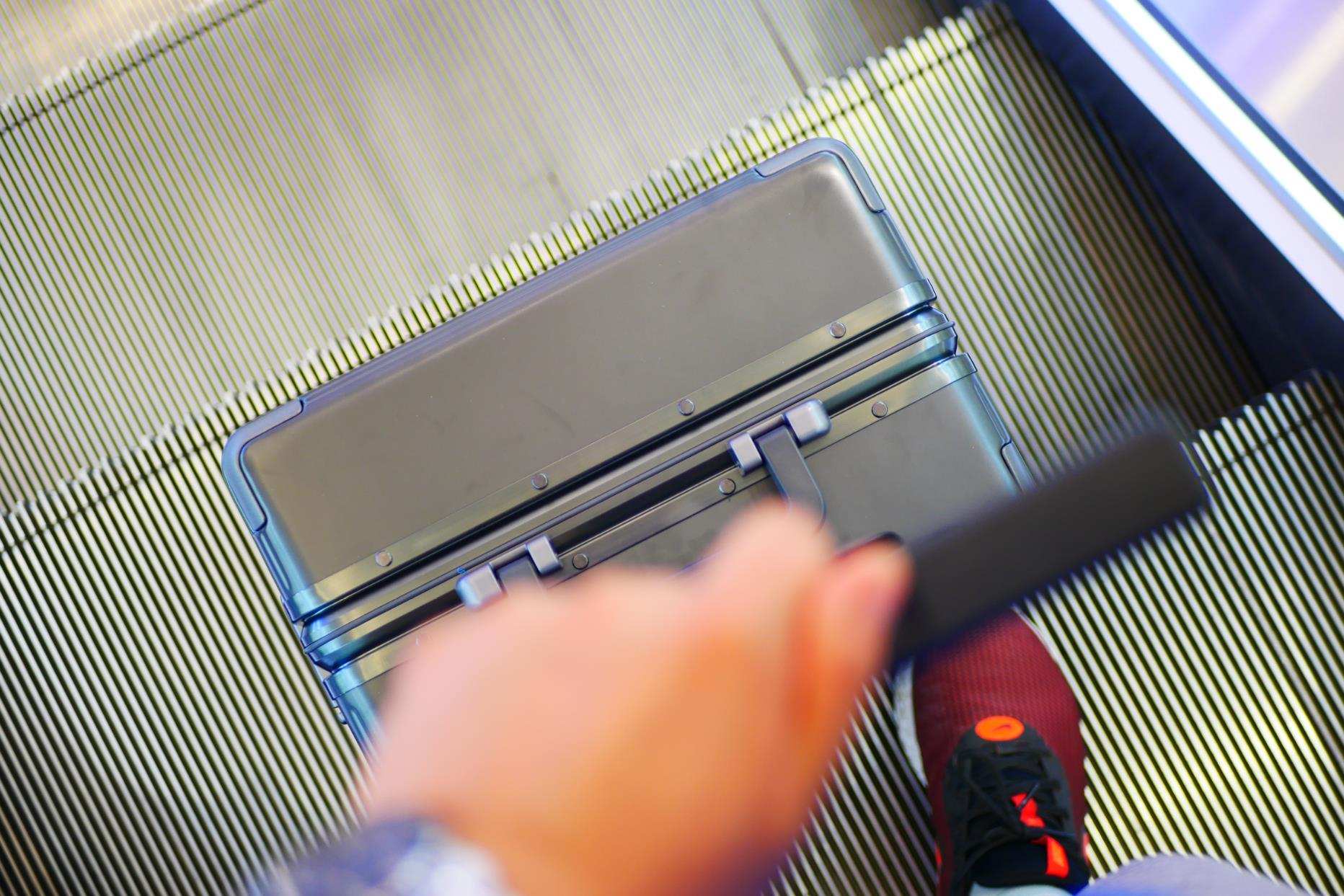 地平线8号20寸登机箱黑色,地平线8号经典系列行李箱测评