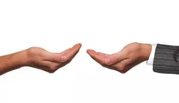 得了灰指甲一个传染俩动图,灰指甲一个传染俩是什么广告