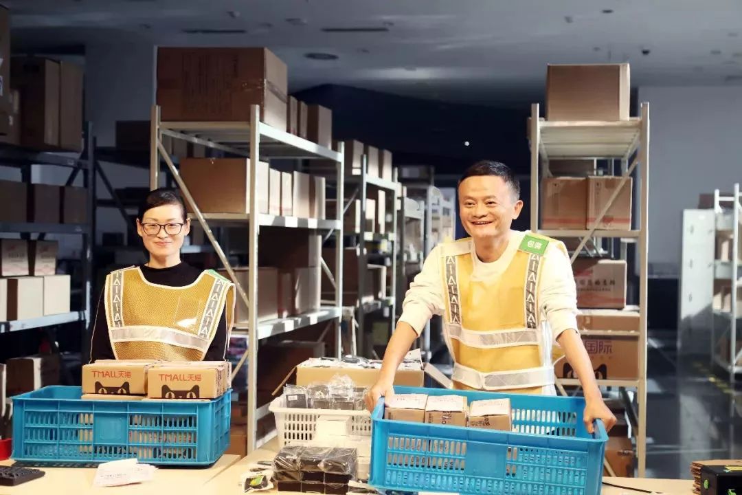 战胜马云的打包女王，转行干快递的副教授……刚刚，他们从菜鸟手中接过一个特别大奖