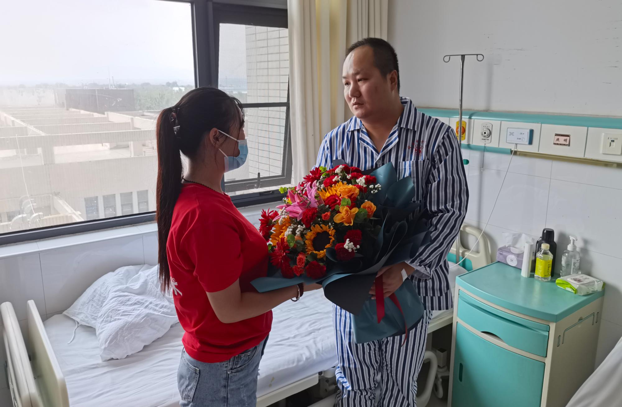 警徽闪耀抢险救灾,抢险救灾警徽闪耀暴雨中逆行