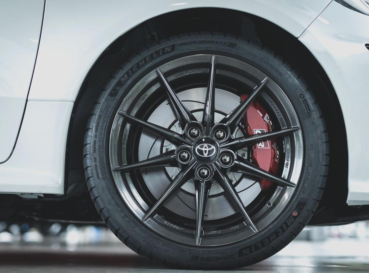 丰田雅力士对比飞度,丰田雅力士这款车的操作怎么样呢