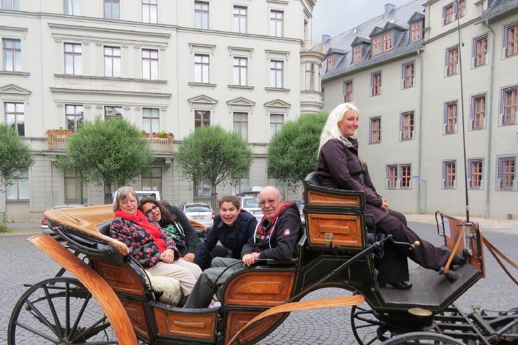 美国夫妇办45张信用卡,带4个娃看世界,用积分游22国,省下400万