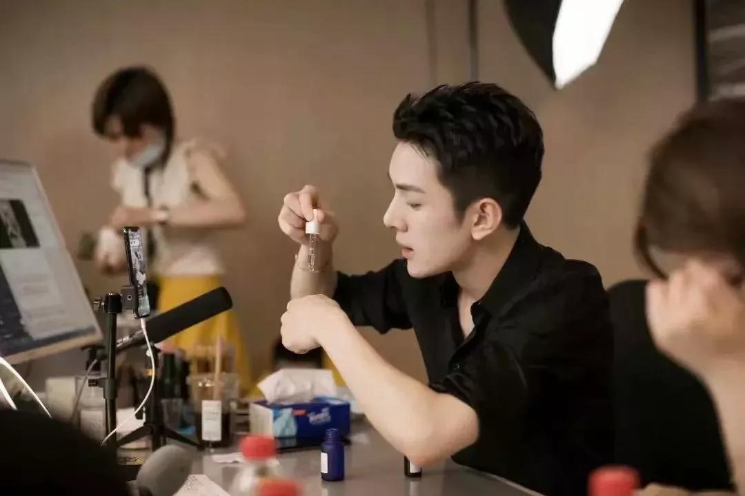 李佳琦十五分钟卖掉15000支口红,李佳琦12小时狂卖100亿