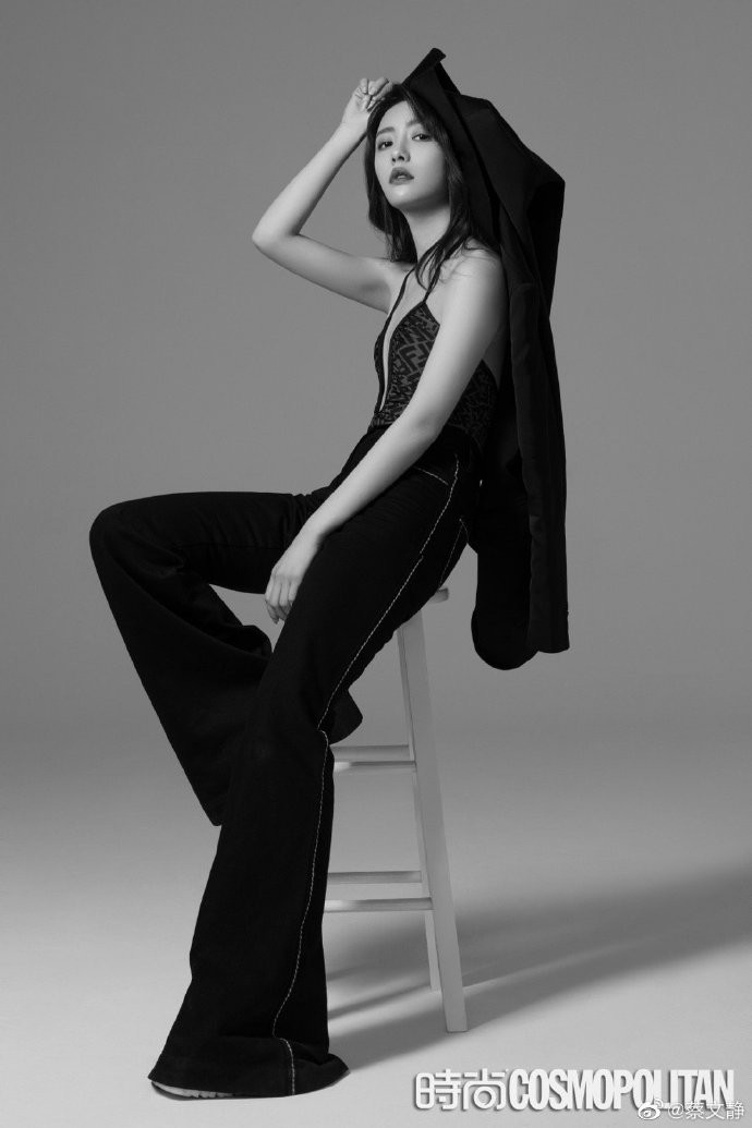 女明星自恋现场视频,女孩因为太自恋发布自拍照