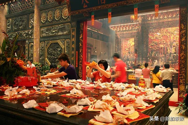 单身狗发红包“不吉利”，见人送橘子，新加坡春节规矩这么多