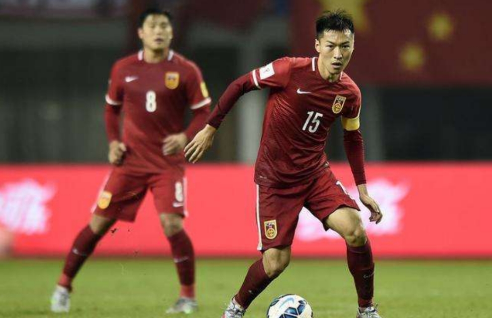 新国足中场不可或缺之人浮现：苏宁队魂接班郑智获赞众望所归