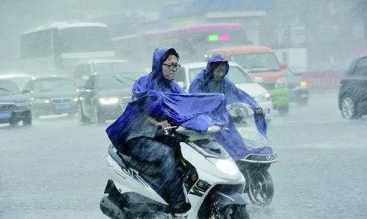 暴雨天开车注意事项和禁忌,暴雨天气出门注意哪些事项