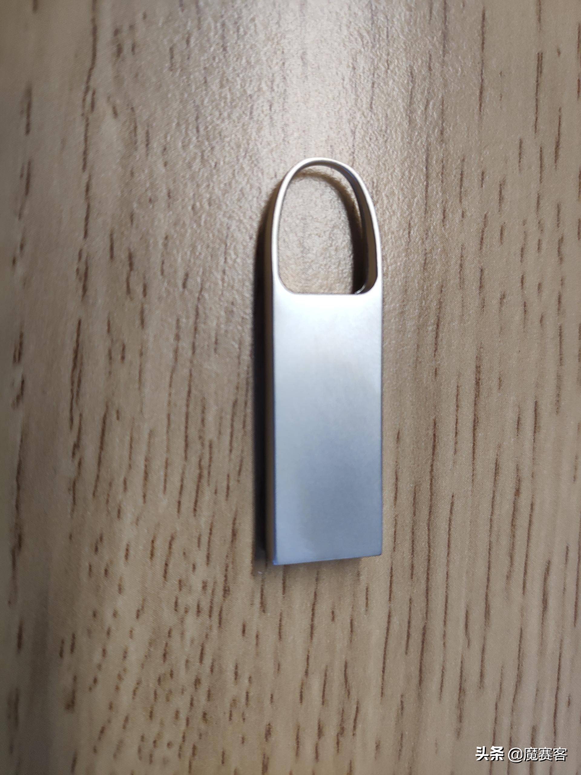 为什么32gu盘只有28g,32gu盘变成8m了怎么办