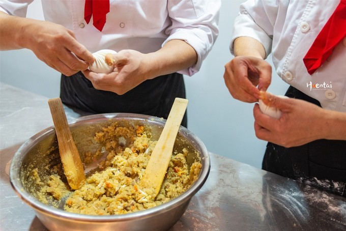 蟹黄汤包是不是靖江人发明的,蟹黄汤包是哪里的传统小吃