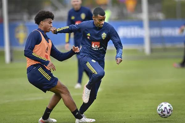 武磊压哨绝杀国足获12强赛首胜,武磊读秒进球