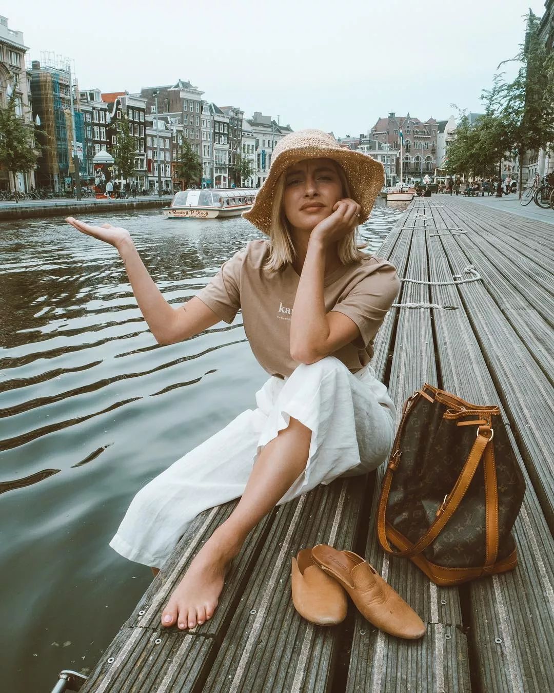 会背水桶包的人,会背奢侈品包包