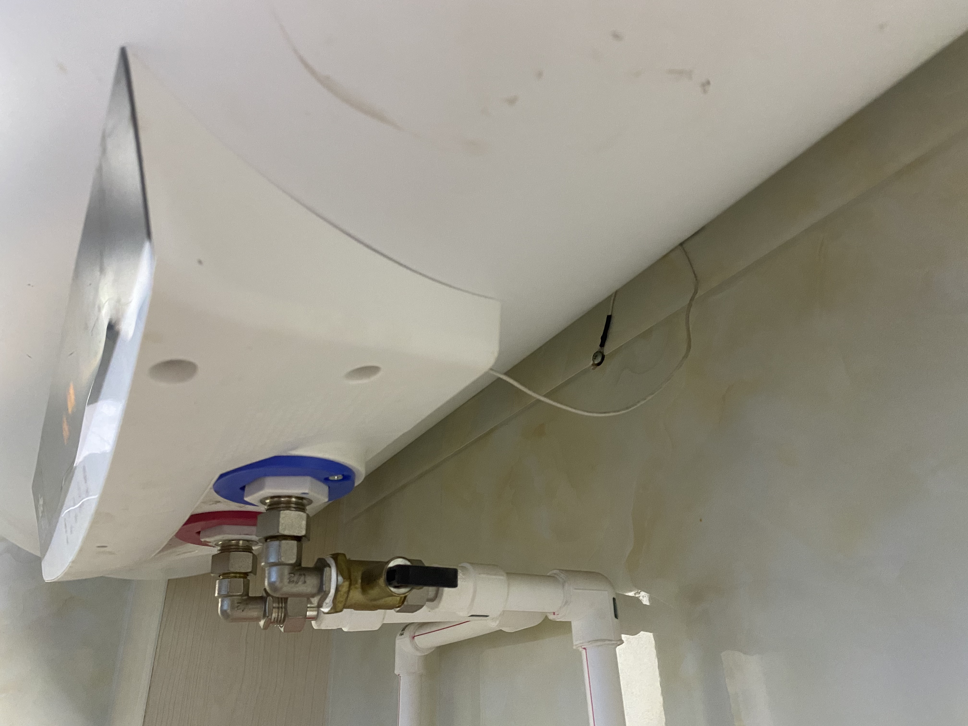 电热水器有防漏电功能吗,电热水器自带安全阀吗