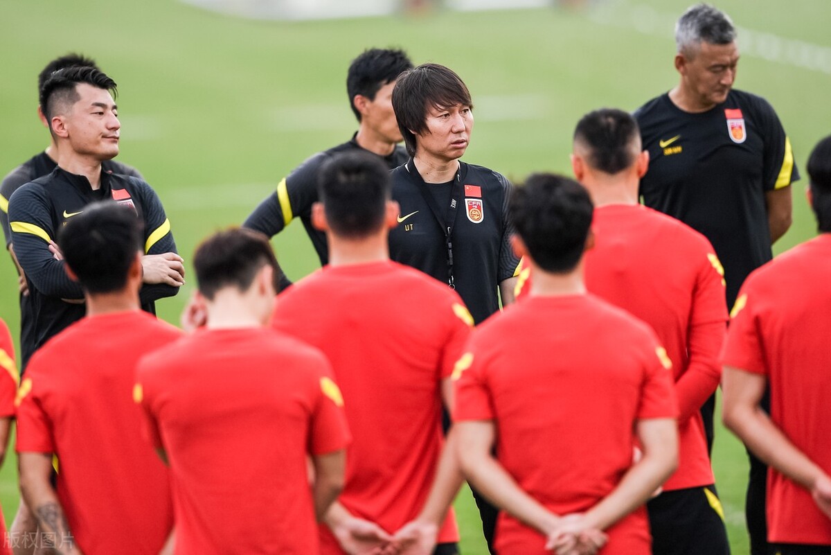 如今的中国足球缺不缺教练,中国足球的发展靠教练还是靠体制