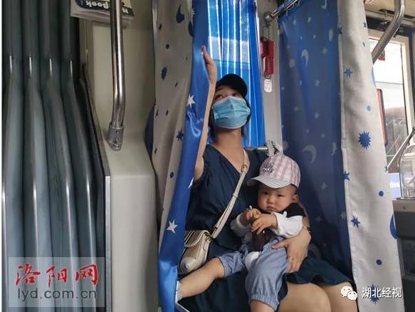 公交上应设哺乳屋吗？网友吵翻了！公交上哺乳被*拍偷**，到底尴尬了谁？