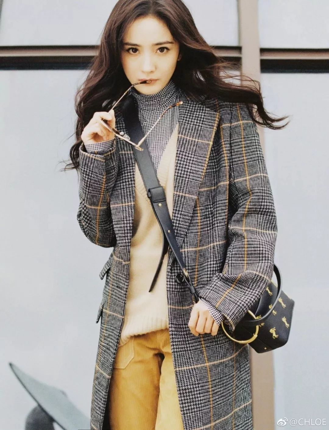 会背水桶包的人,会背奢侈品包包