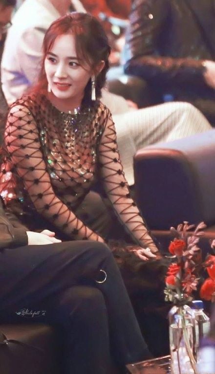 杨幂一放生图就有了老感，穿抹胸裙手臂肥壮，脸也开始松垮下垂