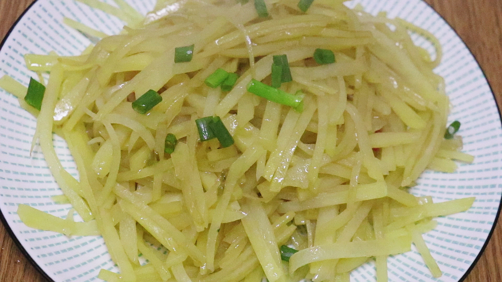 炒土豆丝不粘锅的方法,炒酸辣土豆丝放酱油就粘锅