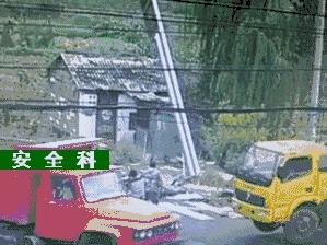 男子触电浑身抽搐倒下成功自救,触电事故及现场自救