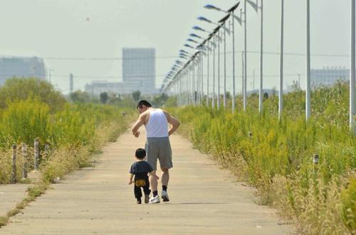 小伙饿死家中原因,男孩被饿死在家中发现大量食物