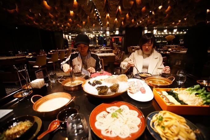 缇ゅ厜鍚涙偊,缇ゅ厜鍚涙偊閰掑簵澶滄櫙