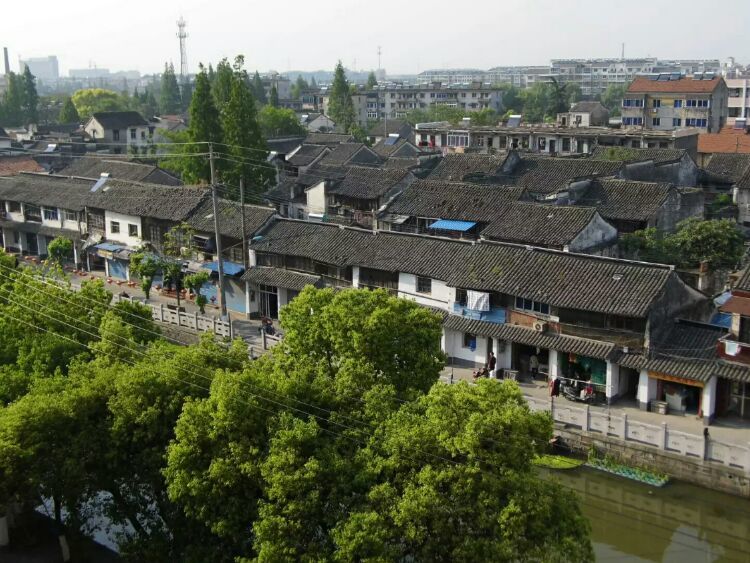 王店古称梅里，始建于五代后晋天福年间，距今有1000多年（2）。