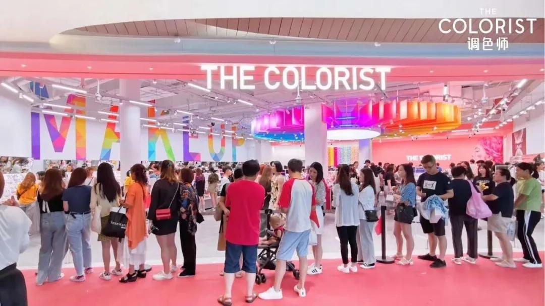 店播+快时尚+网红场景=业绩20万/店/天“调色师”这么玩不火才怪