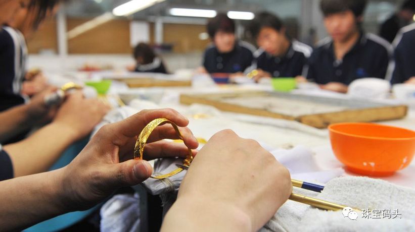 嘿，没见过黄金工厂吧，今天带你看透黄金首饰如何加工制作