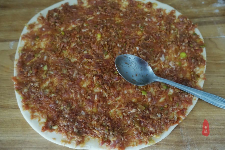 懒笼比包子、饺子都省事，盘在笼屉中，蒸熟后切开，家人分着吃