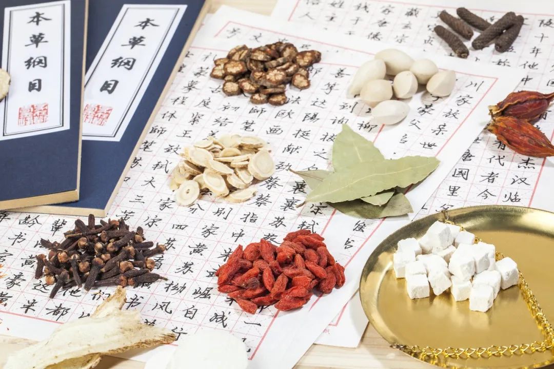 枸杞大枣菊花一起泡水有什么功效,红枣枸杞冰糖菊花能一起泡酒喝吗