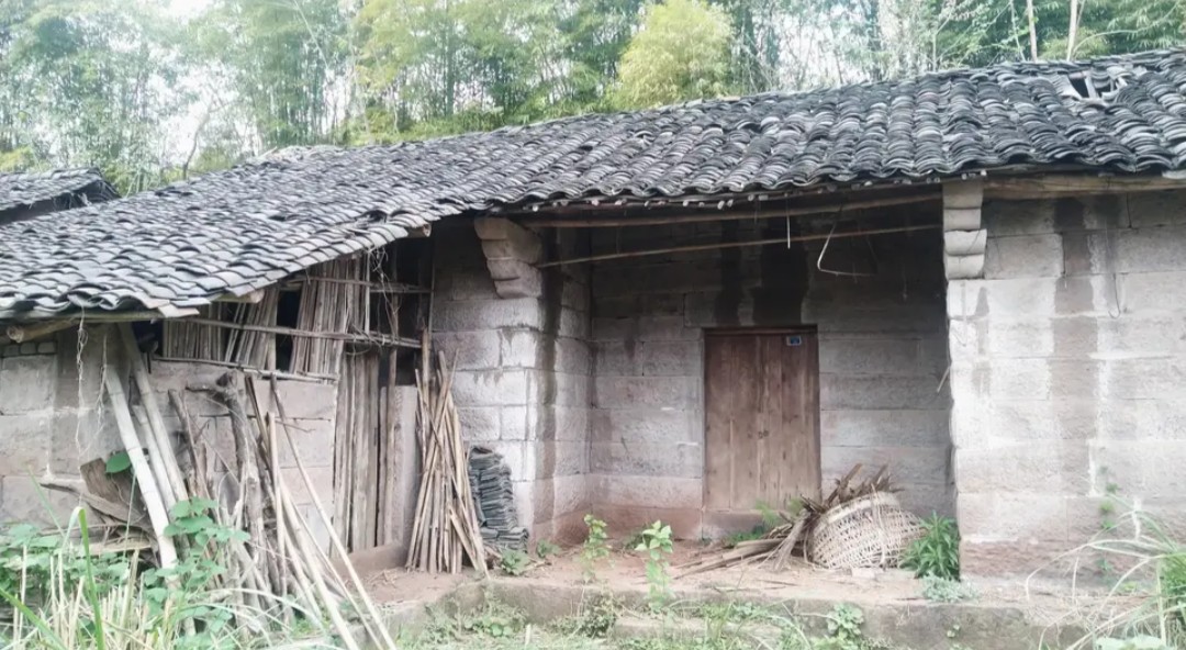 八九十年代的老瓦房,长年无人居住,确权登记时户主该写谁的名字