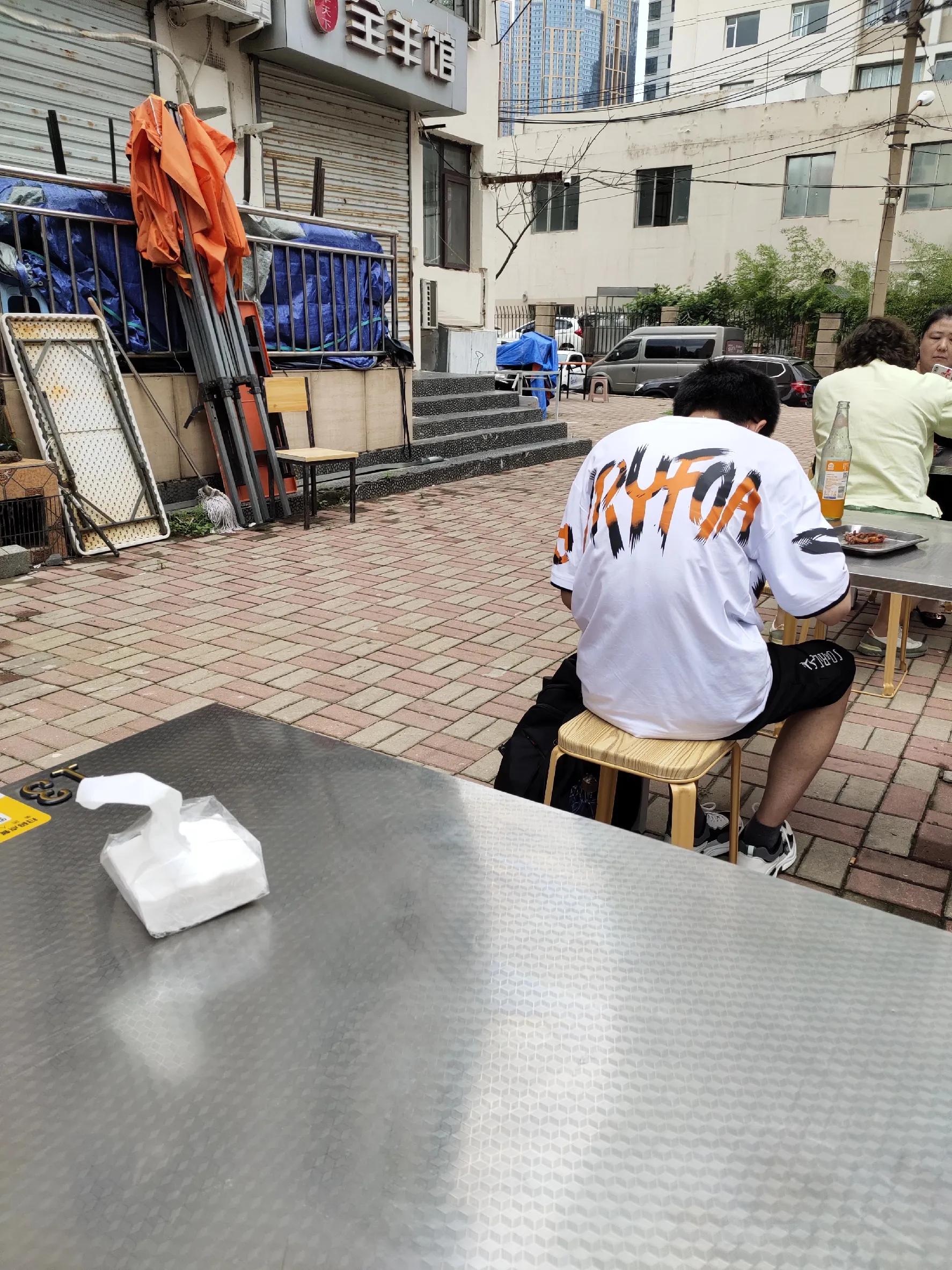 青岛黄汤拉面飘着绿色的油沫,青岛黄汤拉面