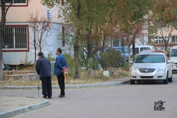 火车来了行人车辆请注意安全,行人车辆请注意火车就要来了