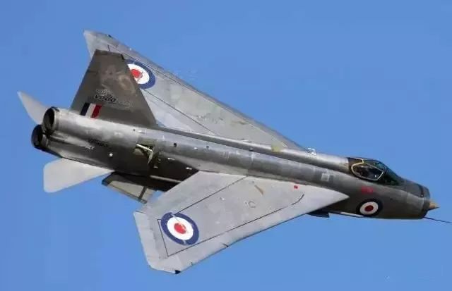 飞机翅膀那么薄为什么能托起机身,飞机翅膀的翼稍小翼有几种