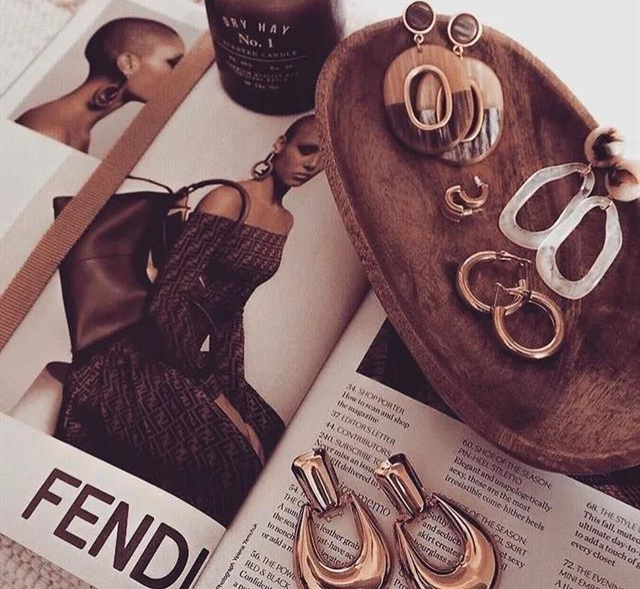 如何选耳饰百搭款,怎么挑选耳饰不会变色过敏