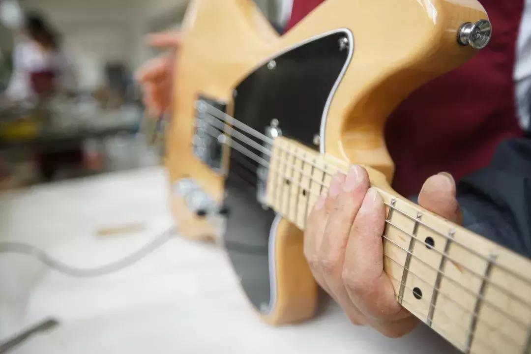 探访“网红”小镇:80万把乐器里的乡土经济学