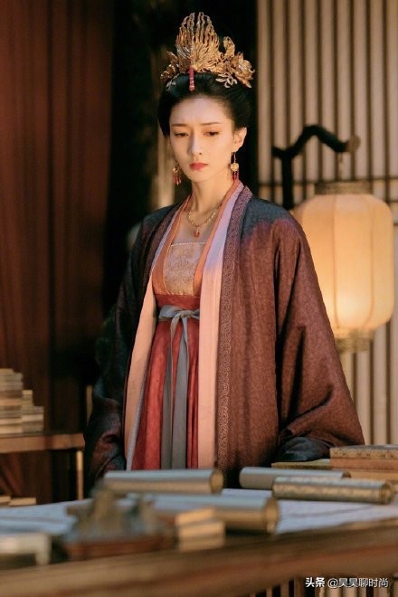 江疏影穿搭同款裙子 (江疏影吊带裙穿搭)