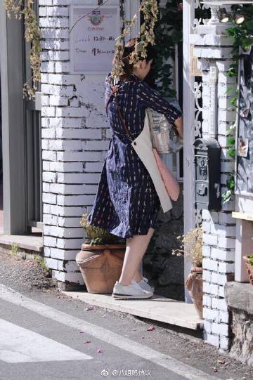 热巴瘦到极致,热巴黑色吊带锁骨突出