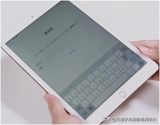 iPadAir2被锁了,师傅用一个仪器把它解锁了