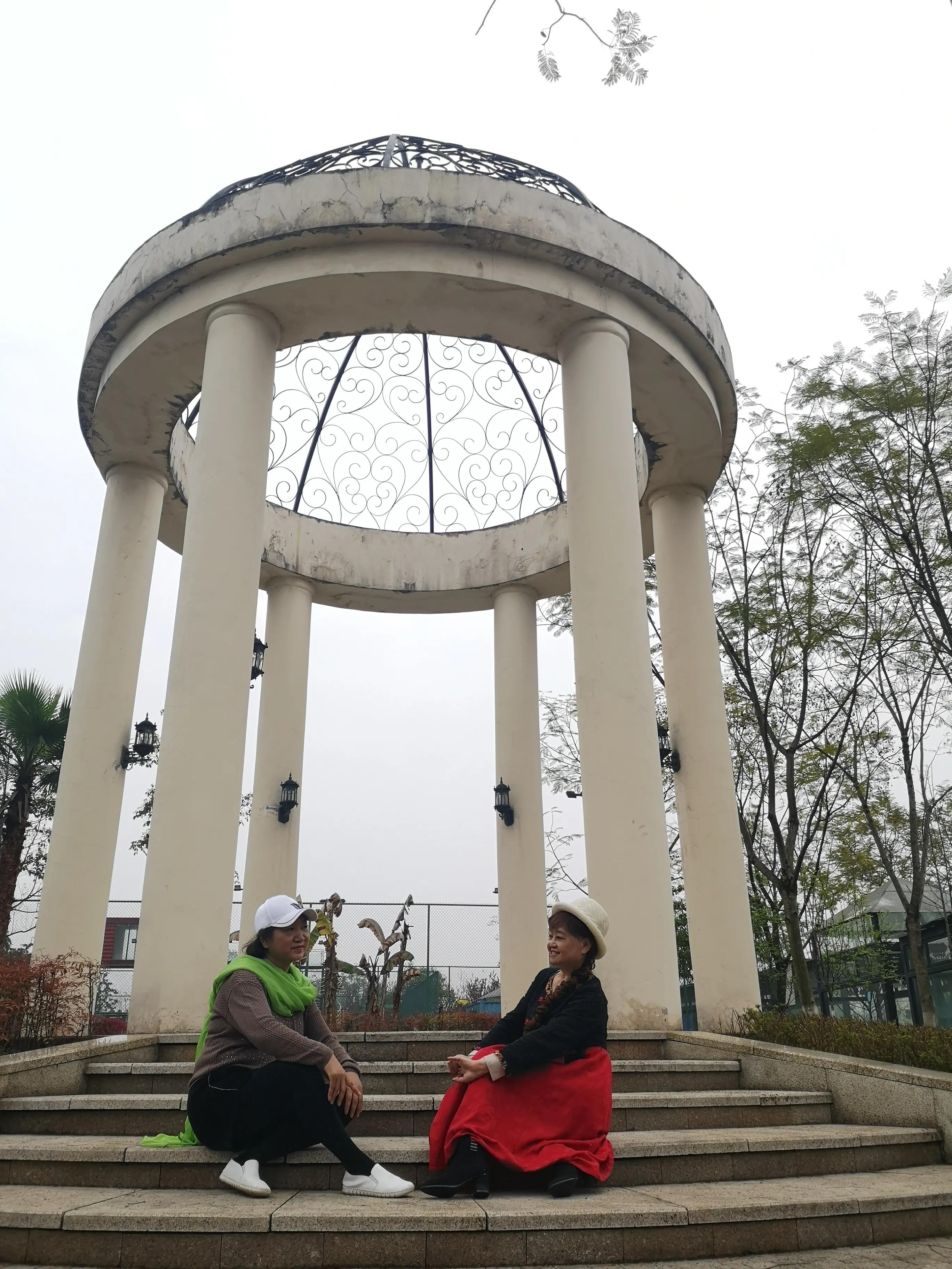 春游和姐妹踏青,春游踏青姐妹拍照