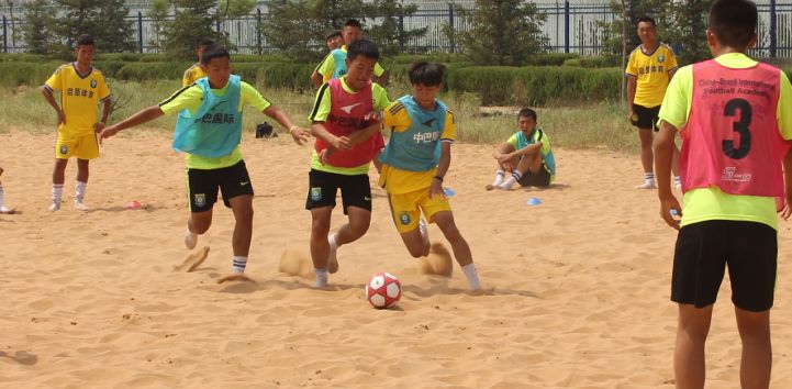 在巴西青训的中国人,日本在巴西踢球的少年