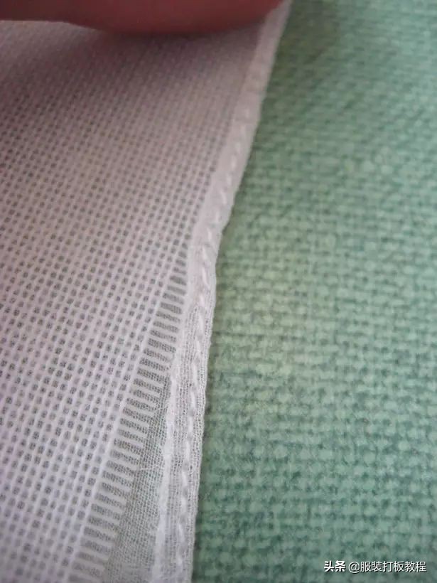 裁剪衣服后卷边怎么简单缝起来,卷边面料怎么裁剪