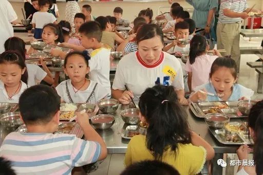 来看看徐州这3所学校食堂，娃娃吃什么校长吃什么
