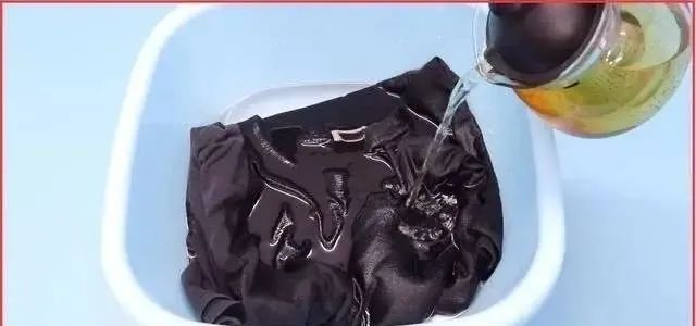 彩色衣服被漂白水弄褪色怎么恢复,黑色衣服褪色了发红如何恢复原色